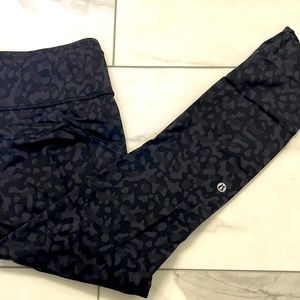 Lululemon fast and Free 7/8 size 8 black leopard leggings